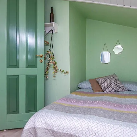 6 Person In Hotel 3*